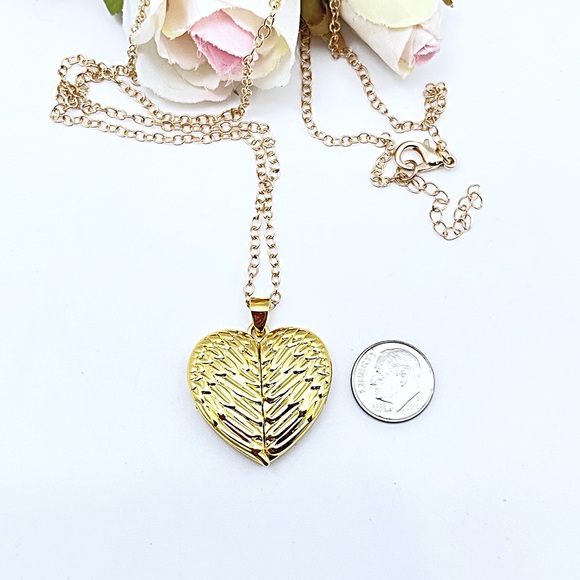 NWT Gold Angel Wings Photo Locket Necklace, 26” + 1 7/8” Ext, Ships in Gift Box - Picture 7 of 9